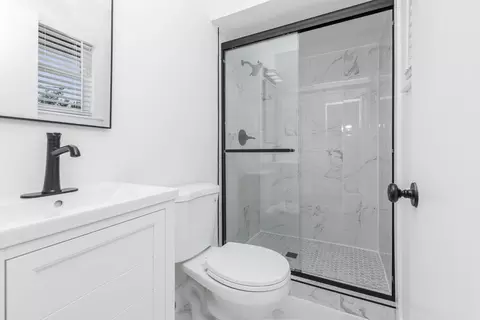 Bath - 206 Imperial Dr, Bloomington, IL 61701 photo 3 of 4