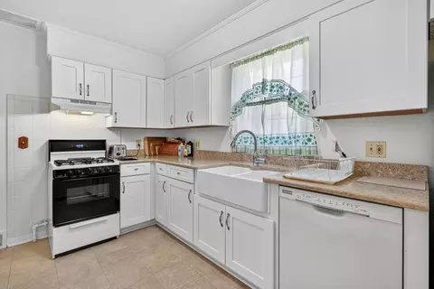 Kitchen - 69 Central Ave, Aurora, IL 60506 photo 4 of 4