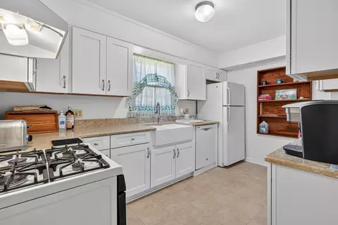 Kitchen - 69 Central Ave, Aurora, IL 60506 photo 3 of 4