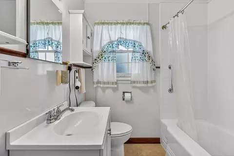 Bath - 69 Central Ave, Aurora, IL 60506 photo 1 of 1
