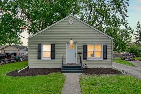 Exterior - 1376 Lennington Cir, Kankakee, IL 60901 photo 2 of 6