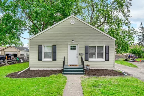 Exterior - 1376 Lennington Cir, Kankakee, IL 60901 photo 3 of 6