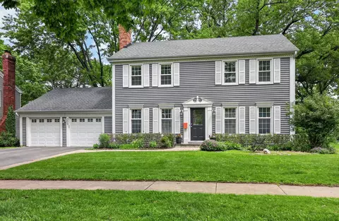 305 Tanglewood Ln, Naperville, IL 60563