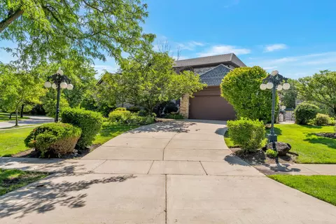 Exterior - 2135 Phillips Dr, Glenview, IL 60026 photo 2 of 8