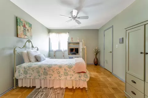 Bedroom - 2135 Phillips Dr, Glenview, IL 60026 photo 4 of 4