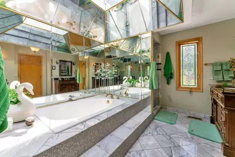 Bath - 2135 Phillips Dr, Glenview, IL 60026 photo 1 of 3