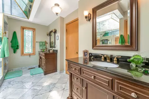 Bath - 2135 Phillips Dr, Glenview, IL 60026 photo 2 of 3