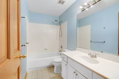 Bath - 532 Rose Ln, Bartlett, IL 60103 photo 2 of 5