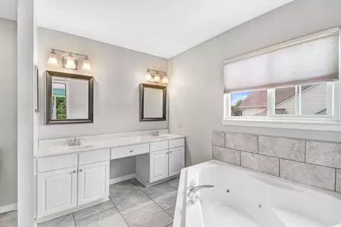 Bath - 532 Rose Ln, Bartlett, IL 60103 photo 3 of 5