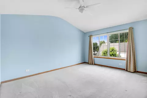 Bedroom - 532 Rose Ln, Bartlett, IL 60103 photo 4 of 6