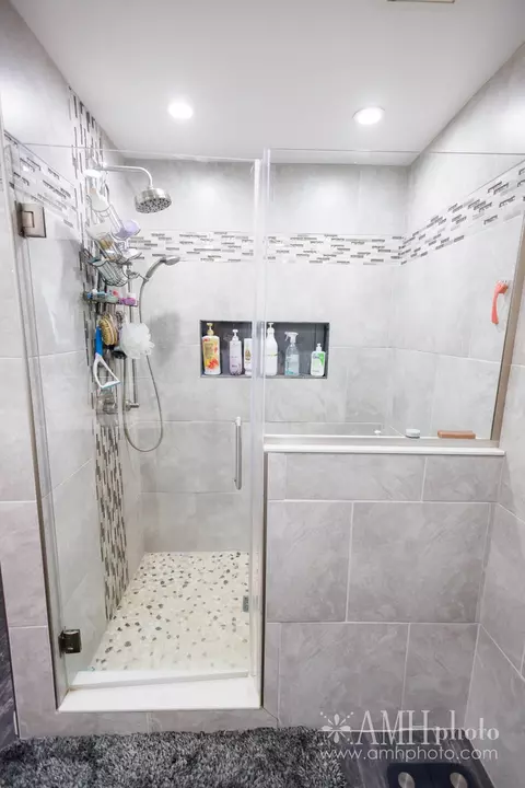 Bath - 4468 E 5000n Rd, Bourbonnais, IL 60914 photo 5 of 6