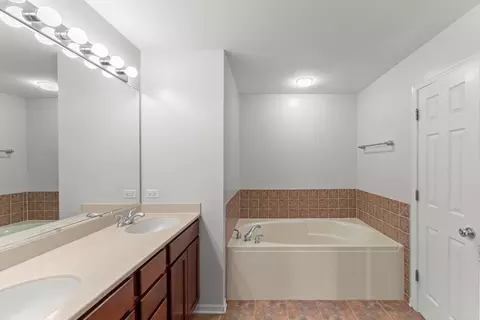 Bath - 758 Lambert Ln #97-6, Bartlett, IL 60103 photo 2 of 5