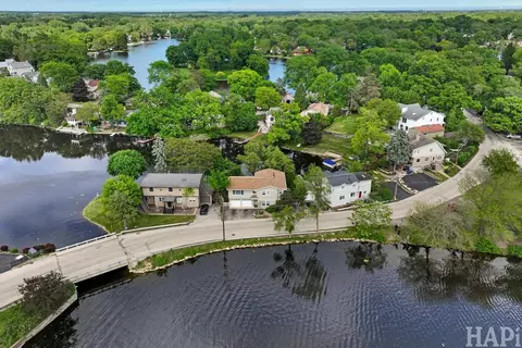 212 Island Dr, Island Lake, IL 60042