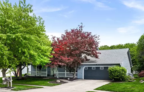 25 Bay Pointe Dr, Bloomington, IL 61704
