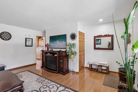 Living - 1450 Jefferson Rd, Hoffman Estates, IL 60169 photo 1 of 2