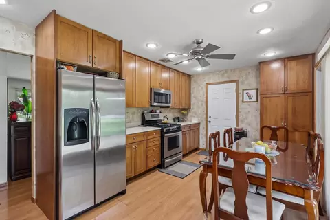 Kitchen - 1450 Jefferson Rd, Hoffman Estates, IL 60169 photo 2 of 2