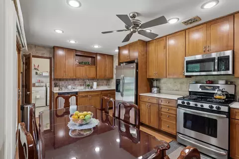 Kitchen - 1450 Jefferson Rd, Hoffman Estates, IL 60169 photo 1 of 2