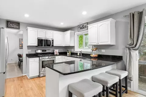 Kitchen - 303 Balmoral Dr, Bartlett, IL 60103 photo 1 of 4