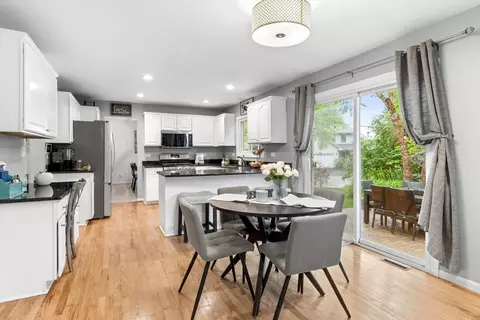 Kitchen - 303 Balmoral Dr, Bartlett, IL 60103 photo 3 of 4