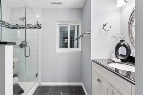 Bath - 303 Balmoral Dr, Bartlett, IL 60103 photo 6 of 6
