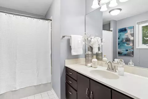 Bath - 303 Balmoral Dr, Bartlett, IL 60103 photo 2 of 6