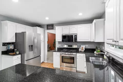 Kitchen - 303 Balmoral Dr, Bartlett, IL 60103 photo 2 of 4