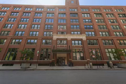 411 W Ontario St #220, Chicago, IL 60654