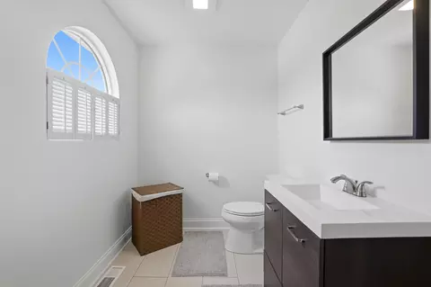 Bath - 990 Sweetflower Dr, Hoffman Estates, IL 60169 photo 4 of 5