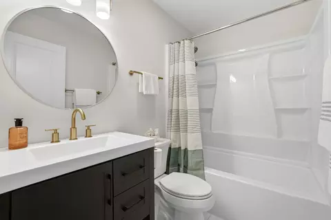 Bath - 990 Sweetflower Dr, Hoffman Estates, IL 60169 photo 5 of 5