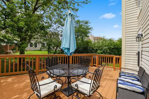 Exterior - 990 Sweetflower Dr, Hoffman Estates, IL 60169 photo 4 of 6