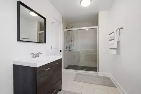 Bath - 990 Sweetflower Dr, Hoffman Estates, IL 60169 photo 3 of 5