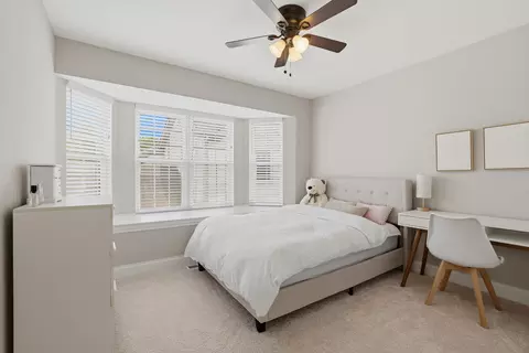 Bedroom - 990 Sweetflower Dr, Hoffman Estates, IL 60169 photo 2 of 3