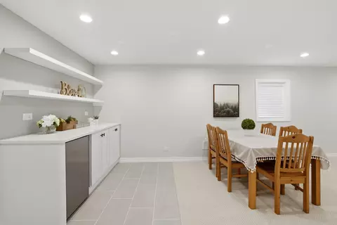 Dining - 990 Sweetflower Dr, Hoffman Estates, IL 60169 photo 4 of 5