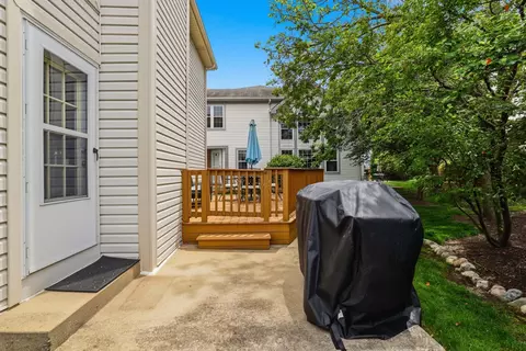 Exterior - 990 Sweetflower Dr, Hoffman Estates, IL 60169 photo 6 of 6