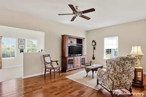 Living - 1004 Monroe Ave, Mchenry, IL 60050 photo 2 of 4