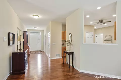 Entry Way - 1004 Monroe Ave, Mchenry, IL 60050 photo 2 of 5