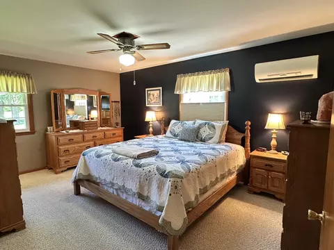 Bedroom - 802 Glenwood Dr, Morrison, IL 61270 photo 2 of 5
