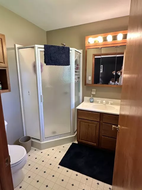 Bath - 802 Glenwood Dr, Morrison, IL 61270 photo 2 of 3