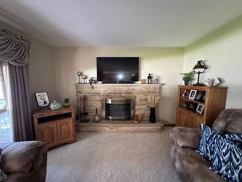 Living - 802 Glenwood Dr, Morrison, IL 61270 photo 2 of 3