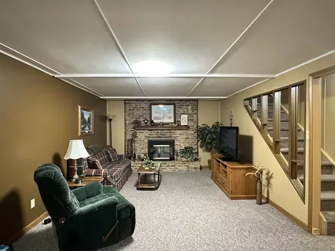 Living - 802 Glenwood Dr, Morrison, IL 61270 photo 3 of 3