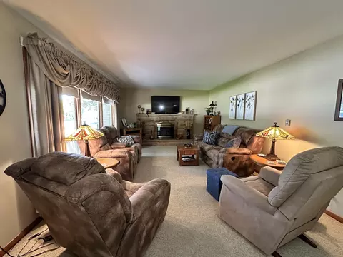 Living - 802 Glenwood Dr, Morrison, IL 61270 photo 1 of 3