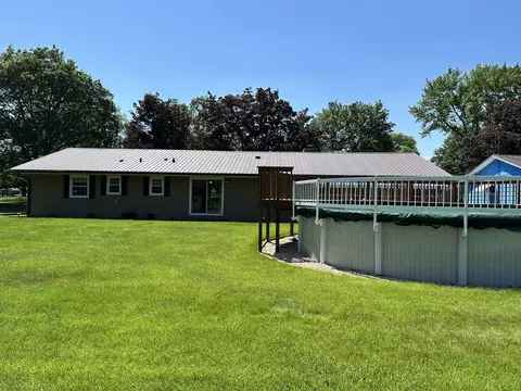 Exterior - 802 Glenwood Dr, Morrison, IL 61270 photo 3 of 4