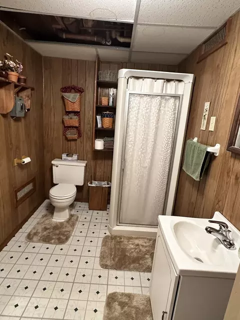 Bath - 802 Glenwood Dr, Morrison, IL 61270 photo 3 of 3