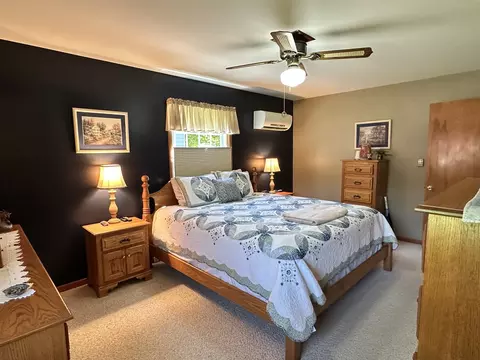 Bedroom - 802 Glenwood Dr, Morrison, IL 61270 photo 3 of 5