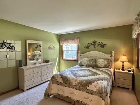Bedroom - 802 Glenwood Dr, Morrison, IL 61270 photo 4 of 5