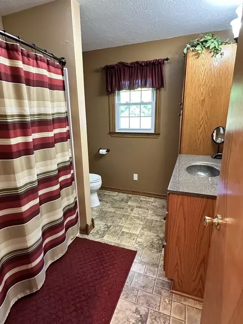 Bath - 802 Glenwood Dr, Morrison, IL 61270 photo 1 of 3
