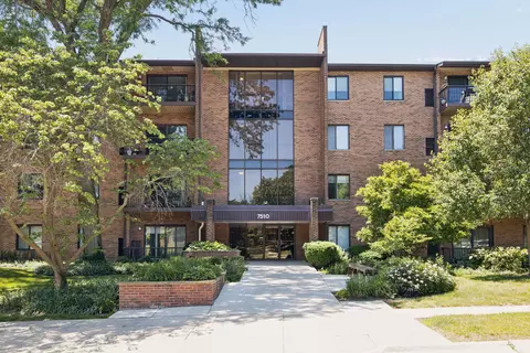 7510 Farmingdale Dr #304, Darien, IL 60561