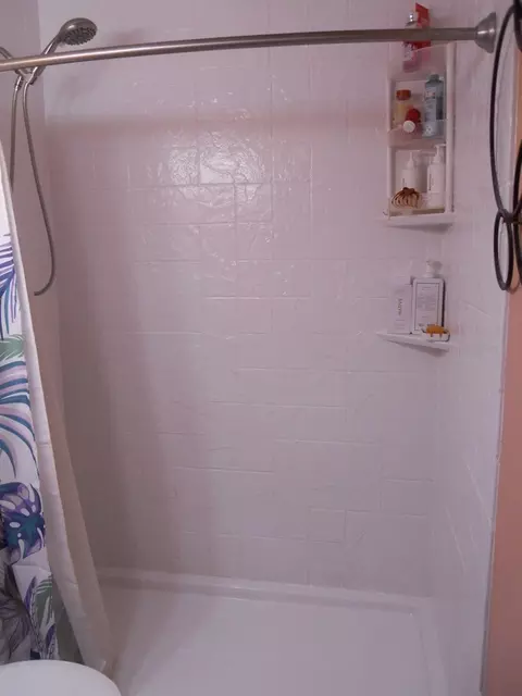 Bath - 108 Kenneth Cir, Elgin, IL 60120 photo 2 of 4