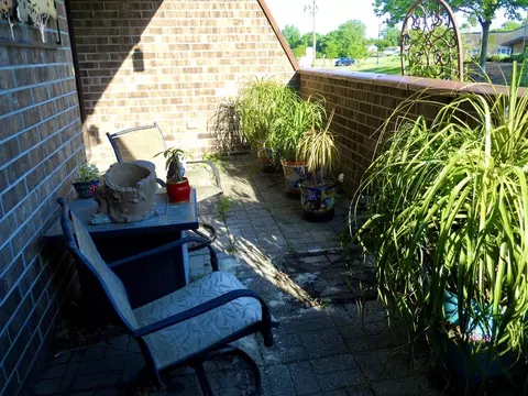 Exterior - 108 Kenneth Cir, Elgin, IL 60120 photo 3 of 6