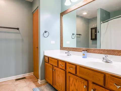 Bath - 309 Wabena Ct, Minooka, IL 60447 photo 1 of 4